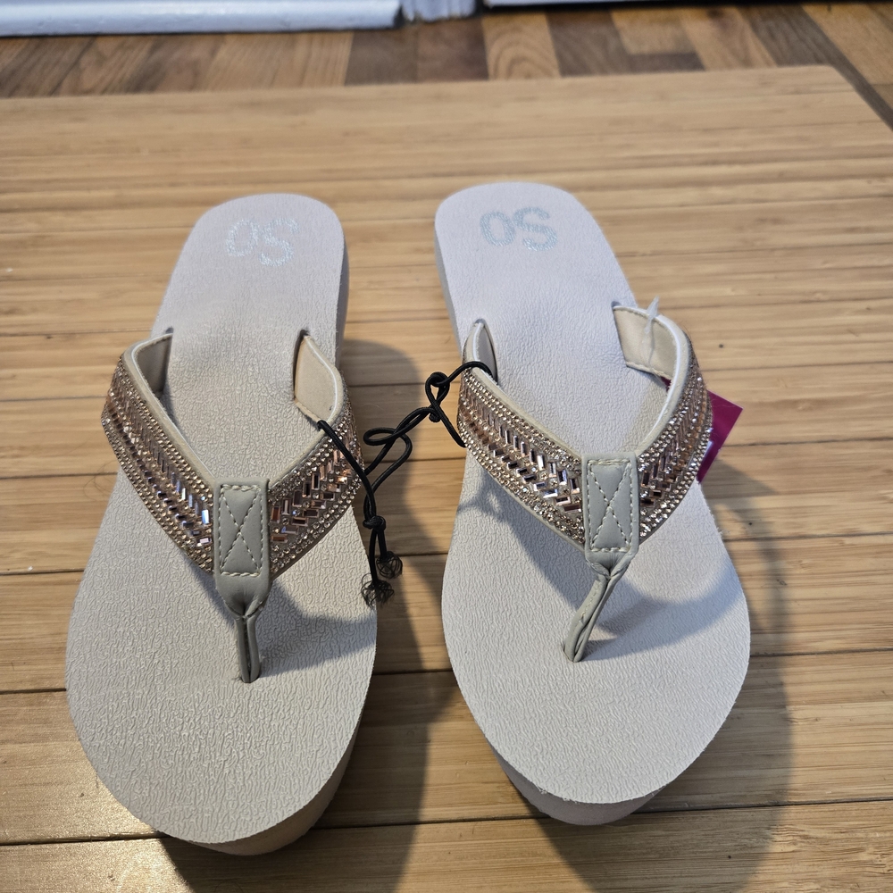 Kohl's Women's Beige Flip Flop Sandals with Rose-Gold Embellishment